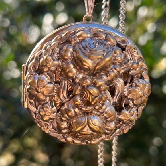 REPOUSSE Victorian Gold Tone Large Round Large Locket NECKLACE - Picture 5 of 10